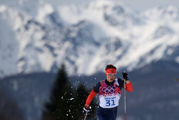 Александр Бессмертных (Россия) на дистанции индивидуальной гонки в соревнованиях по лыжным гонкам среди мужчин на XXII зимних Олимпийских играх в Сочи.