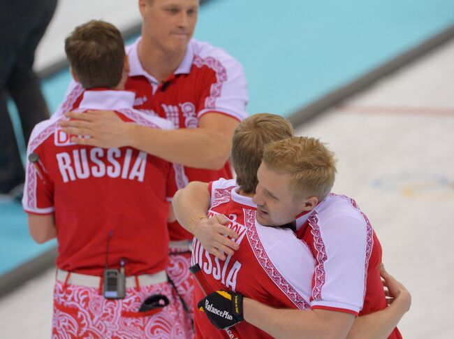 Российские керлингисты радуются победе в матче кругового турнира между сборными командами России и США