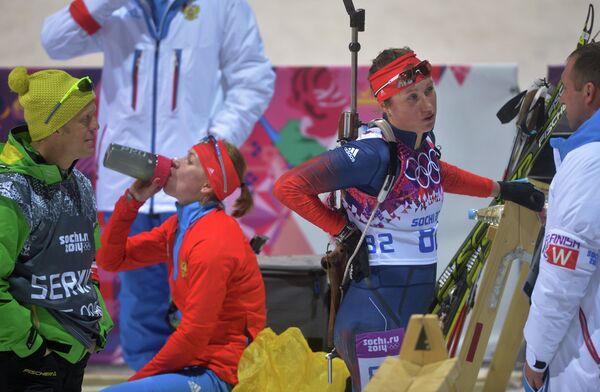 Екатерина Глазырина (слева) и Ольга Подчуфарова после финиша индивидуальной гонки на Олимпиаде
