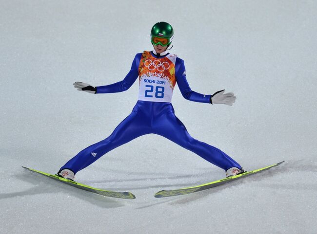 Денис Корнилов (Россия) в квалификации индивидуальных соревнований по прыжкам с большого трамплина