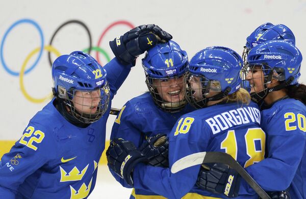Слева направо хоккеистки сборной Швеции: Эмма Элиассон, Сесилия Эстберг, Анна Боргквист, Фанни Раск и Юханна Олофссон
