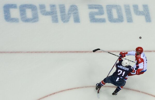 Нападающий сборной США по хоккею Джеймс ван Римсдайк и защитник российской сборной Илья Никулин