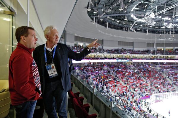 редседатель правительства России Дмитрий Медведев (слева) в ледовом дворце Большой перед началом матча по хоккею сборной России со сборной США