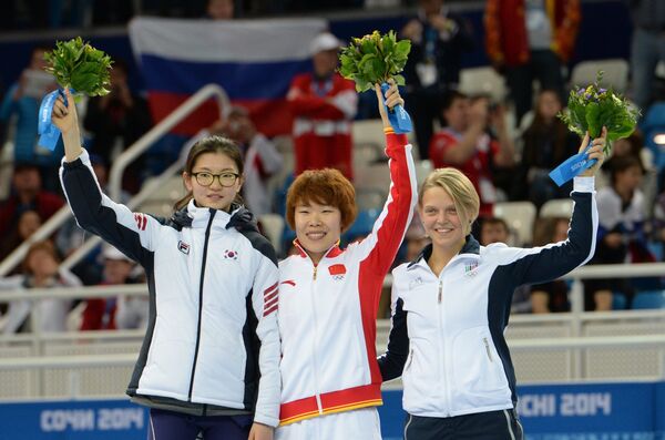 Шим Сук Хи (Корея) - серебряная медаль, Ян Чжоу (Китай) - золотая медаль, Арианна Фонтана (Италия) - бронзовая медаль (слева направо)