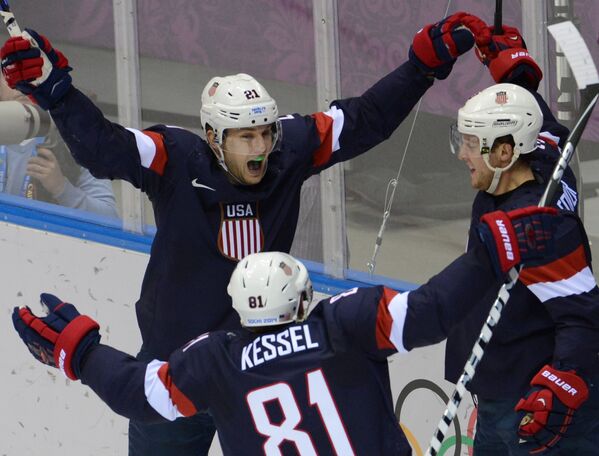 Хоккеисты сборной США радуются заброшенной шайбе, позволившей сравнять счет в матче против российской сборной