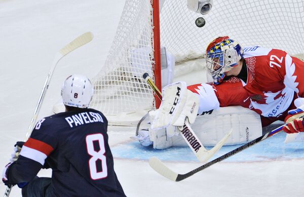 Нападающий сборной США Джо Павелски забрасывают вторую шайбу американцев в ворота Сергея Бобровского