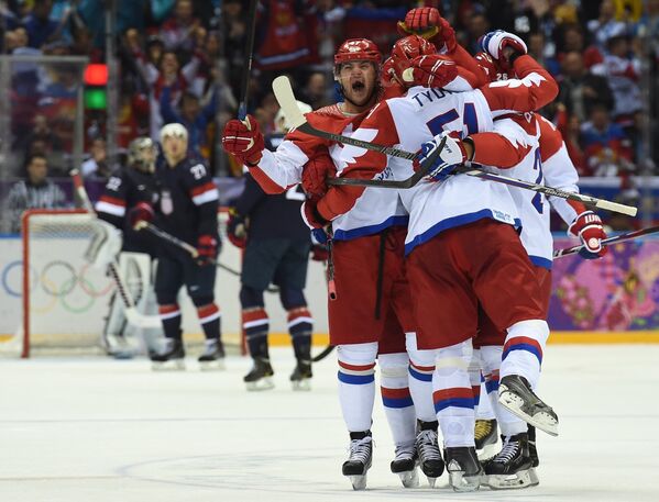 Хоккеисты сборной России радуются заброшенной шайбе Павла Дацюка, позволившей сравнять счет (2:2) в матче против американцев