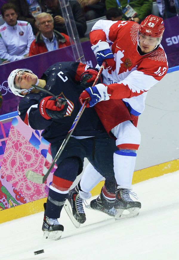 Форвард сборной США по хоккею Зак Паризе и нападающий российской сборной Валерий Ничушкин (слева направо)