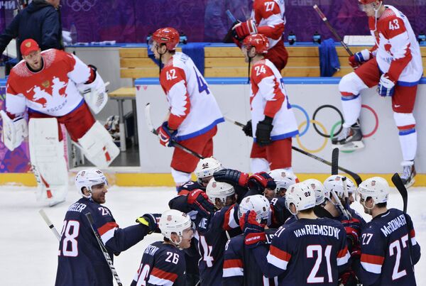 Хоккеисты сборной США (на первом плане) радуются победе над сборной России