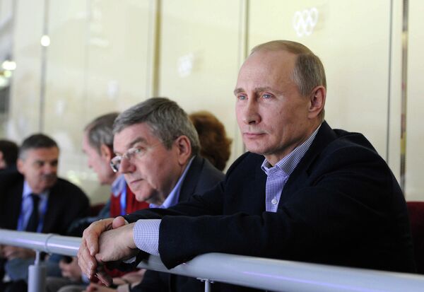 Президент России Владимир Путин (справа) и президент Международного олимпийского комитета Томас Бах в ледовом дворце Большой