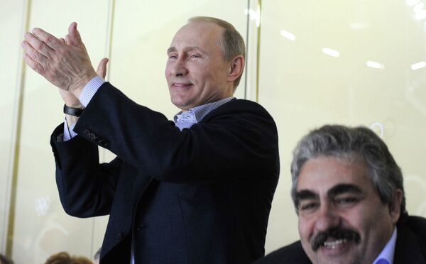 Президент России Владимир Путин (слева) в ледовом дворце Большой во время матча по хоккею сборной России со сборной США