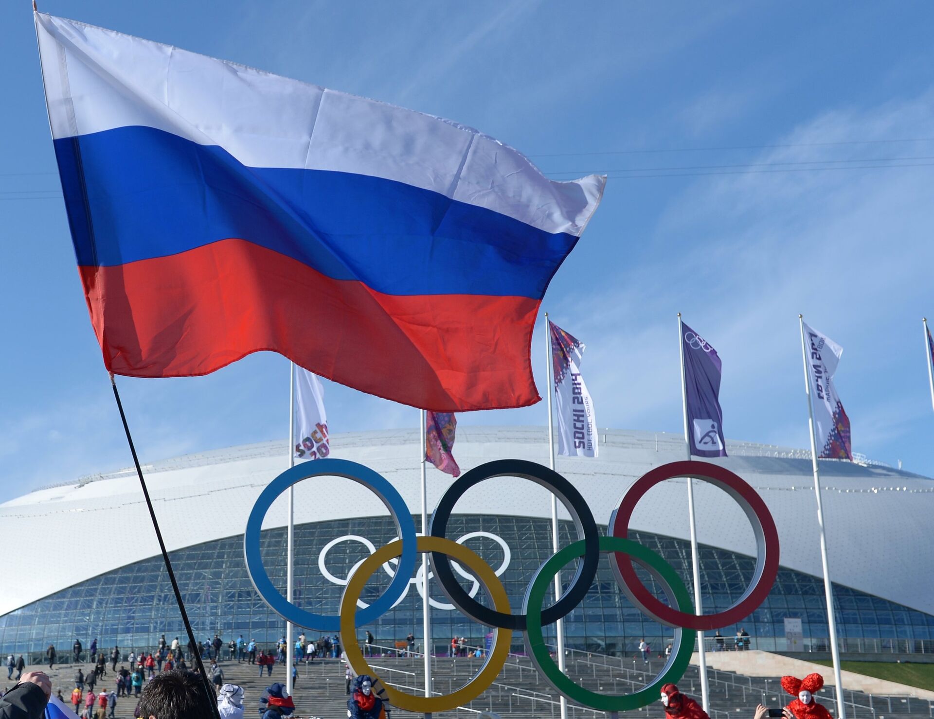 Игры стран сочи. Флаг Росси олямпиские игры. Олимпийский парк Сочи флаги. Олимпийский флаг Сочи.