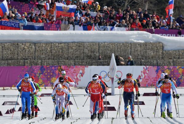 Спортсмены на старте эстафеты в соревнованиях по лыжным гонкам