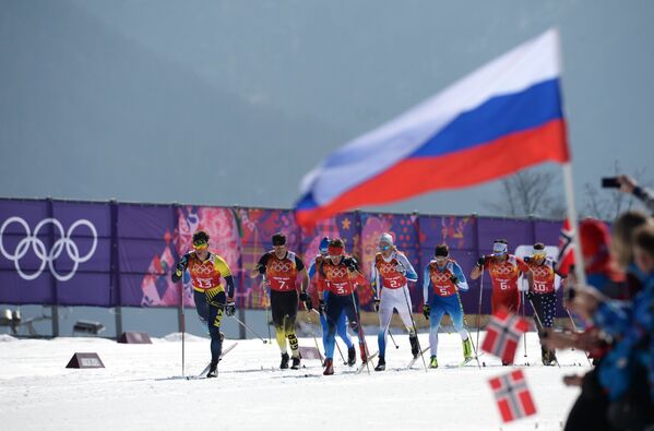 Спортсмены на дистанции эстафеты в соревнованиях по лыжным гонкам среди мужчин на XXII зимних Олимпийских играх в Сочи