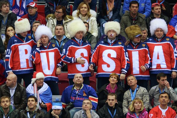 Болельщики сборной России поддерживают свою команду в матче группового этапа между сборными командами России и Словакии