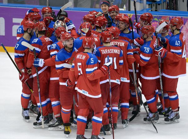 Хоккеисты сборной России радуются победе над словаками
