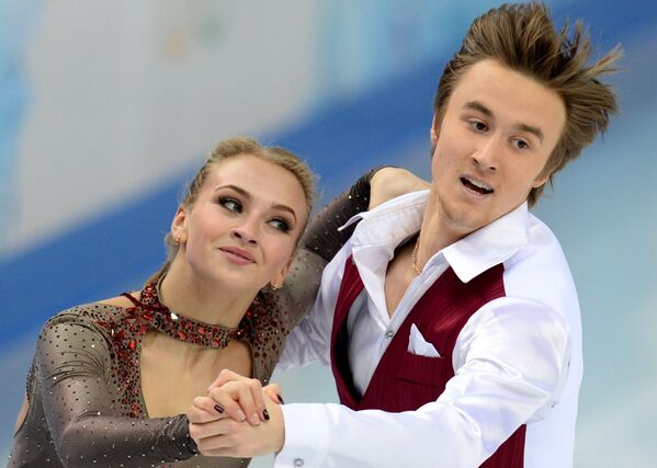 Виктория Синицина и Руслан Жиганшин (Россия) выступают в короткой программе танцев на льду