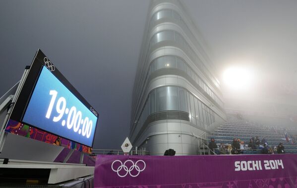 Стадион комплекса для соревнований по лыжным гонкам и биатлону Лаура перед началом гонки с масс-старта в соревнованиях по биатлону среди мужчин