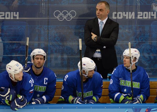 Матьяж Копитар (на втором плане) и хоккеисты сборной Словении