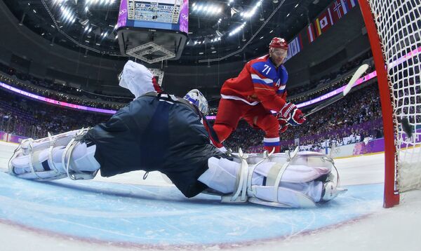 Нападающий сборной России по хоккею Илья Ковальчук забрасывает буллит в ворота словацкого голкипера Яна Лацо