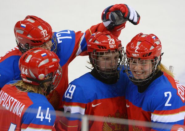 Игроки сборной России радуются забитому голу в матче матче классификационного раунда между сборными командами России и Японии