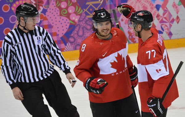 Хоккеисты сборной Канады Джефф Картер и Дрю Даути радуются забитому голу