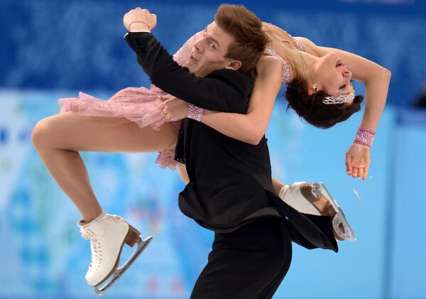 Елена Ильиных и Никита Кацалапов (Россия) выступают в короткой программе танцев на льду