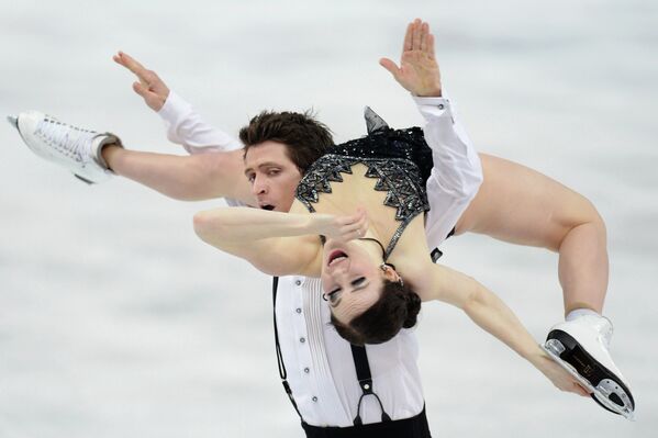 Тесса Вирчу и Скотт Мойр (Канада) выступают в короткой программе танцев на льду