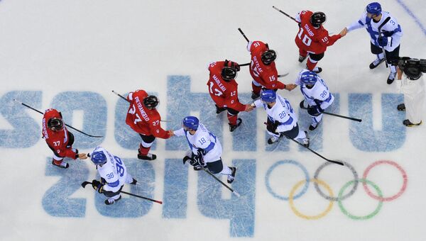 Хоккеисты Канады и Финляндии пожимают руки после матча