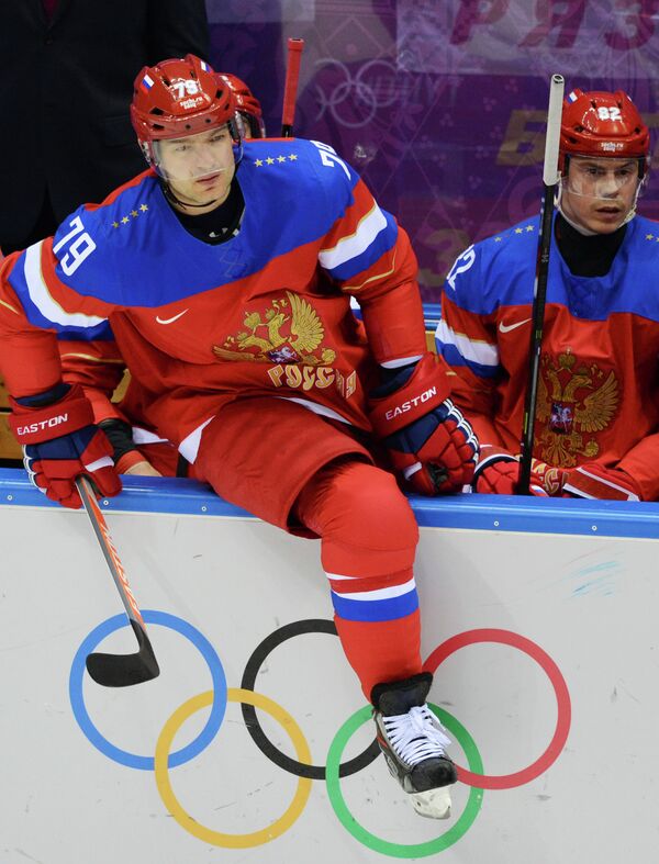 Андрей Марков и Евгений Медведев (Россия) в матче группового этапа между сборными командами России и Словакии