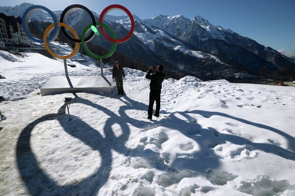Гости Олимпиады фотографируются у олимпийских колец в Главной горной Олимпийской деревне в Сочи