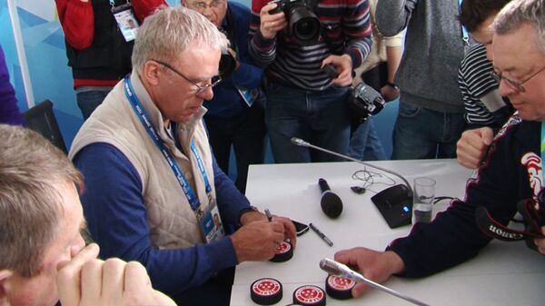 Легендарные хоккеисты подписали журналистам шайбы на автограф-сессии в Сочи
