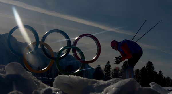 Спортсмен на тренировке национальных сборных по лыжным гонкам перед началом XXII зимних Олимпийских игр в Сочи