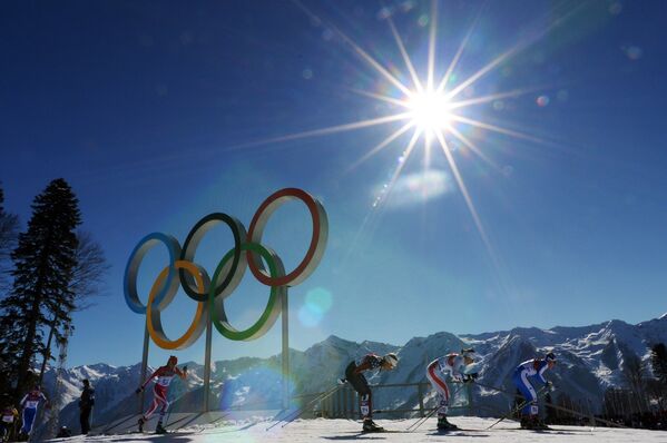 Спортсменки на дистанции скиатлона в соревнованиях по лыжным гонкам среди женщин на XXII зимних Олимпийских играх в Сочи