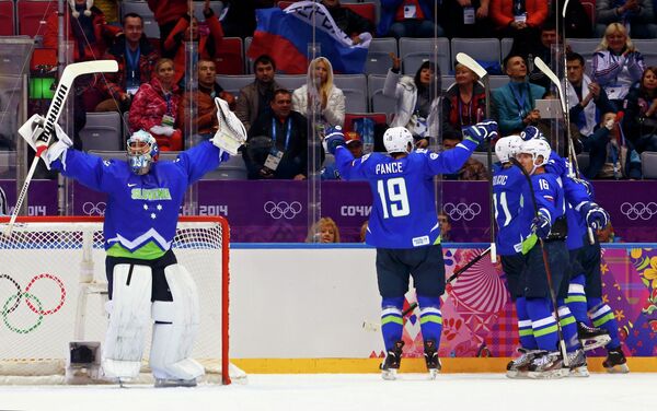 Хоккеисты сборной Словении радуются победе над австрийцами