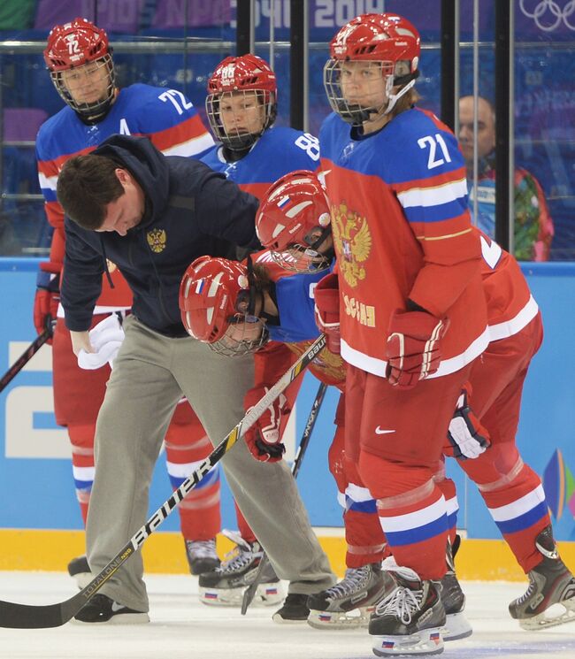 В центре: Александра Вафина (Россия) после полученной травмы в матче классификационного раунда между сборными командами Финляндии и России