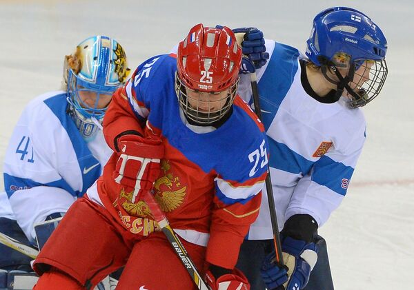 Слева направо: Вратарь Ноора Рятю (Финляндия) и Екатерина Лебедева (Россия)/ Матч Финляндия - Россия