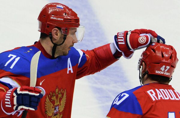 Слева направо: Илья Ковальчук и Александр Радулов (Россия) радуются забитому голу. Россия - Норвегия