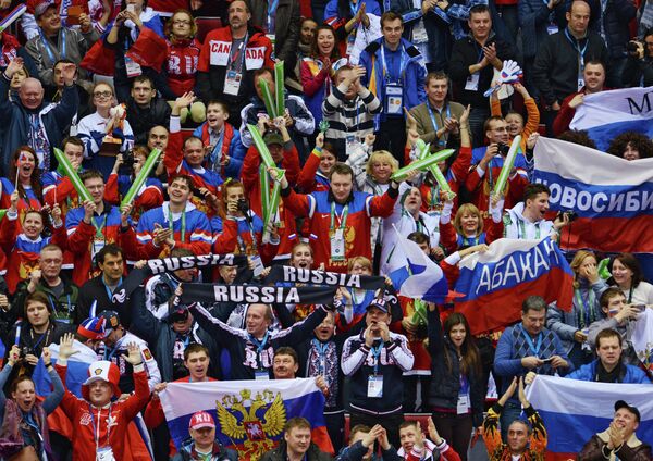 Болельщики сборной России радуются заброшенной шайбе