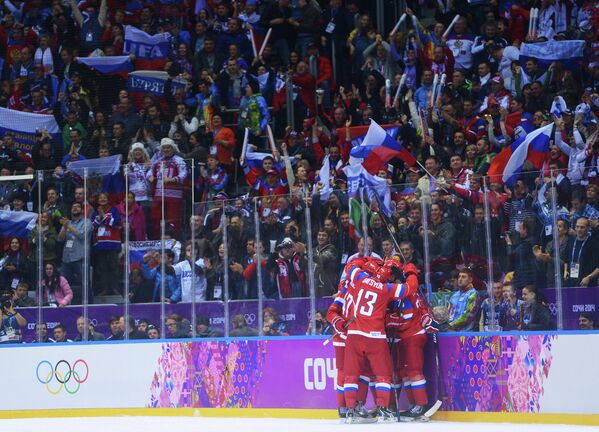 Хоккеисты и болельщики сборной России радуются заброшенной шайбе