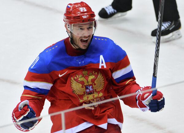 Нападающий сборной России по хоккею Илья Ковальчук радуется заброшенной шайбе