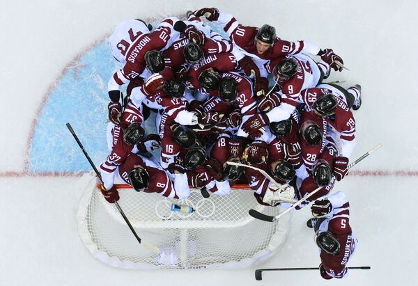 Хоккеисты сборной Латвии радуются победе