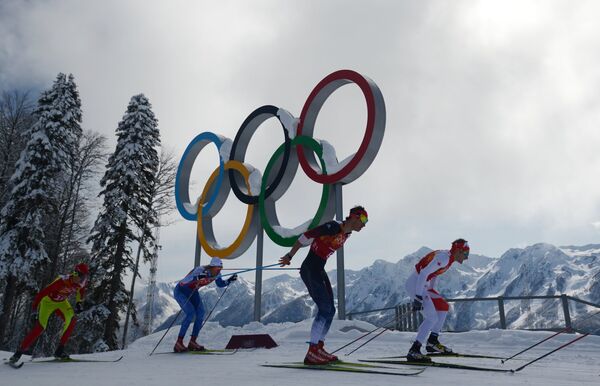 Спортсмены на дистанции полуфинального забега командного спринта в соревнованиях по лыжным гонкам