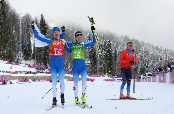 Лыжники Ийво Нисканен (Финляндия), Сами Яухоярви (Финляндия), Максим Вылегжанин (Россия)