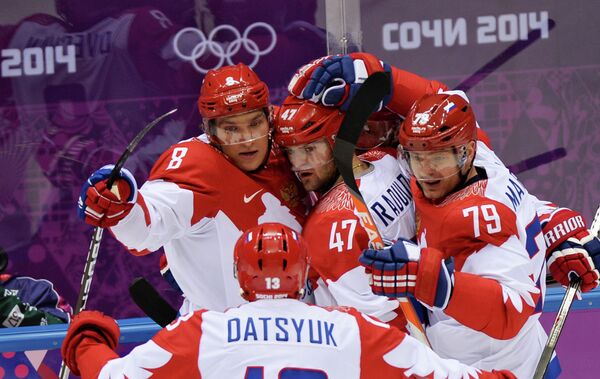 Хоккеисты сборной России Александр Овечкин, Павел Дацюк, Александр Радулов и Андрей Марков (слева направо) радуются забитому голу