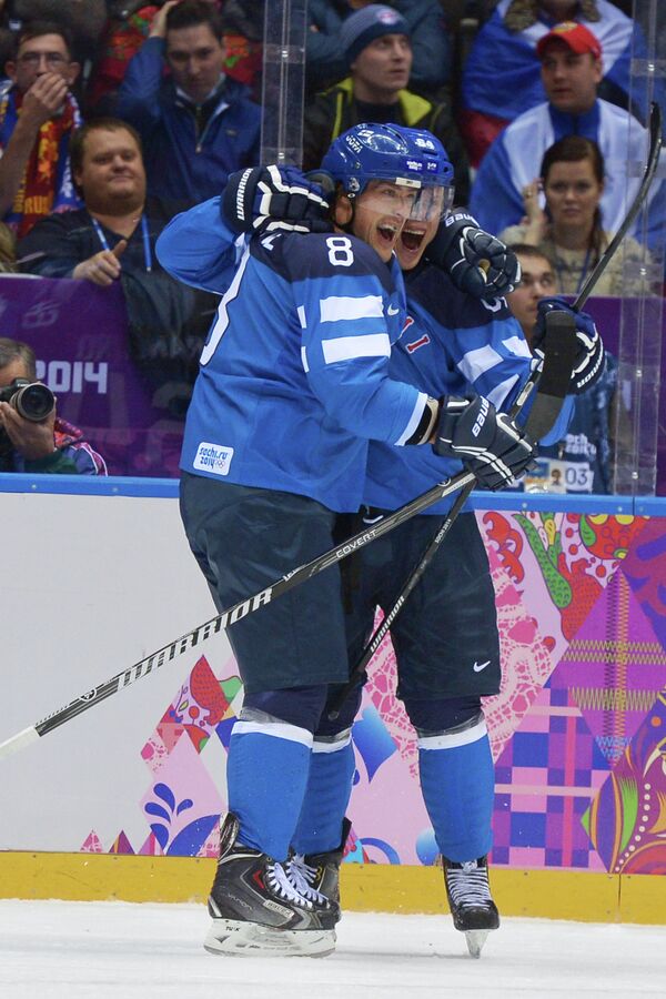 Хоккеисты сборной Финляндии Теему Селянне и Микаэль Гранлунд радуются забитому голу