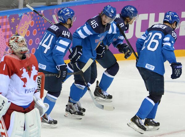Хоккеисты сборной Финляндии Киммо Тимонен, Сами Ватанен, Теему Селянне и Яркко Иммонен  радуются заброшенной шайбе в ворота россиян