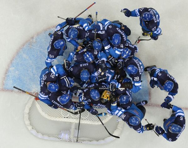 Финские хоккеисты радуются победе в четвертьфинальном матче над сборной России