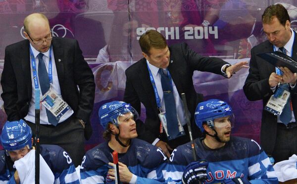 Эркка Вестерлунд (в центре на втором плане) и хоккеисты сборной Финляндии
