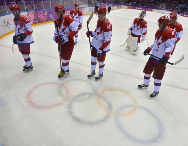Хоккеисты сборной России после поражения от финнов на ОИ
